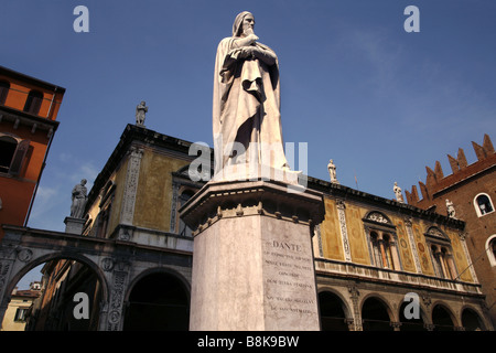Statue de Dante Alighieri en face de Loggia Consiglio & Palazzo Scaligero, Piazza dei Signori, Vérone, Vénétie, Italie Banque D'Images