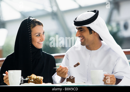 Couple au restaurant manger un dessert et smiling (selective focus) Banque D'Images