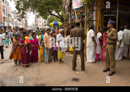 Inde Madurai Tamil Nadu Pongal Harvest Festival pèlerins hindous faisant la queue pour entrer temple Banque D'Images