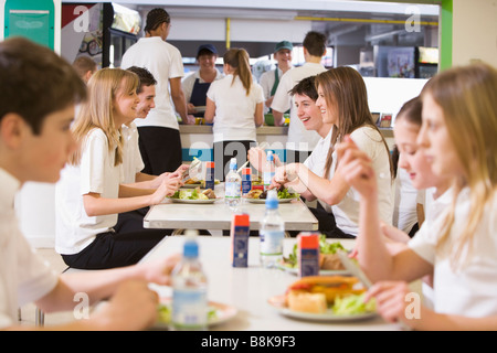 Les élèves prenant le déjeuner dans la salle à manger Banque D'Images