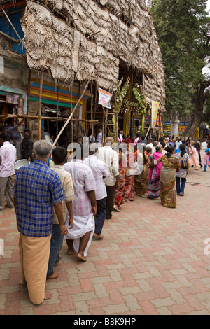 Inde Madurai Tamil Nadu Pongal Harvest Festival pèlerins hindous faisant la queue pour entrer temple Banque D'Images