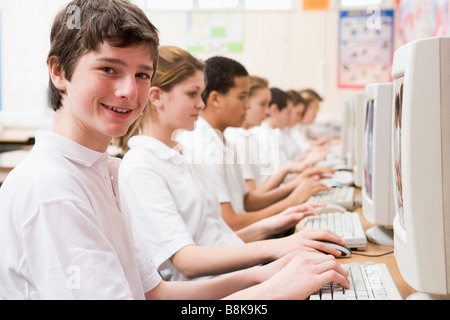 Les étudiants travaillant sur des postes de travail