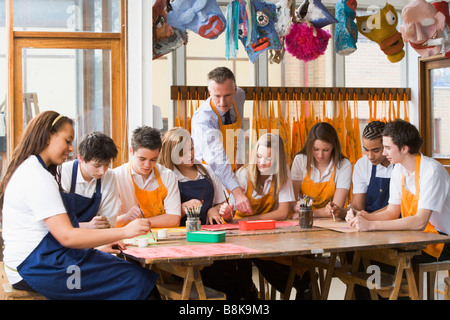 Les élèves qui suivent des cours d'art. Banque D'Images