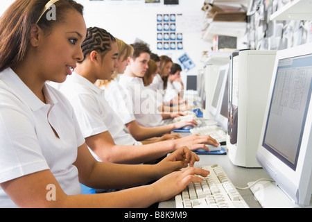 Les étudiants travaillant sur des postes de travail