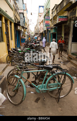 Inde Madurai Tamil Nadu les vélos garés dans petite ruelle Banque D'Images