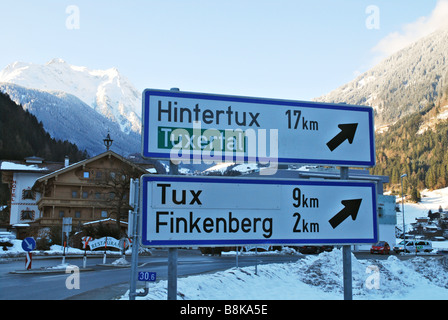 Panneaux de direction à Finkenberg et Hintertux Mayrhofen en Autriche Tyrol Banque D'Images