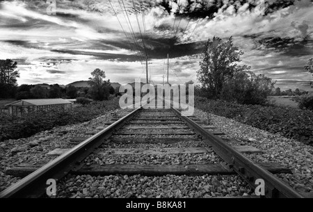 Voie ferrée jusqu'à l'infini avec moody sky Banque D'Images