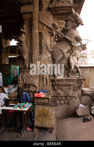 Inde Madurai Tamil Nadu sculptures antiques décorant pilier de Pudhu Mandapam Nouvelle salle Banque D'Images