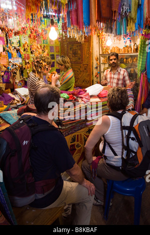 Inde Madurai Tamil Nadu les touristes dans l'ancienne Pudhu Mandapam nouveau hall hall boutique de souvenirs Banque D'Images