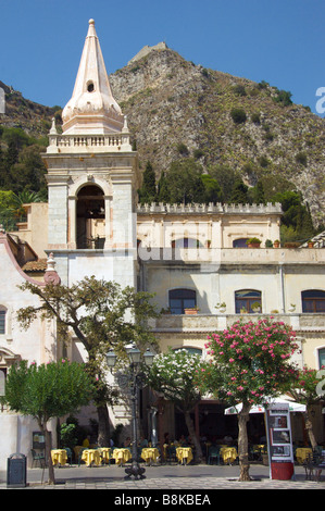 Piazza 1 Aprile Taormina Sicile 9 avril Square de l'Église S Giuseppe Banque D'Images