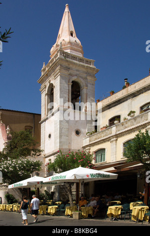 Piazza 1 Aprile Taormina Sicile 9 avril Square de l'Église S Giuseppe Banque D'Images