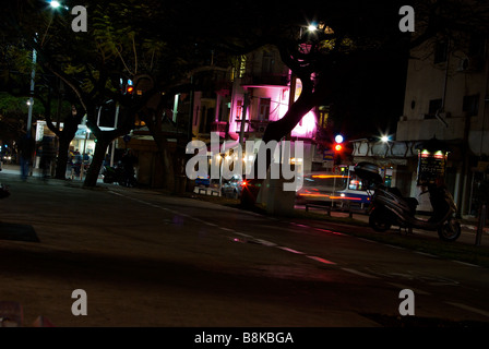 Les piétons et la circulation en flou le long du Boulevard Rothschild dynamique animé en fin de soirée Tel Aviv Jaffa Israël Banque D'Images