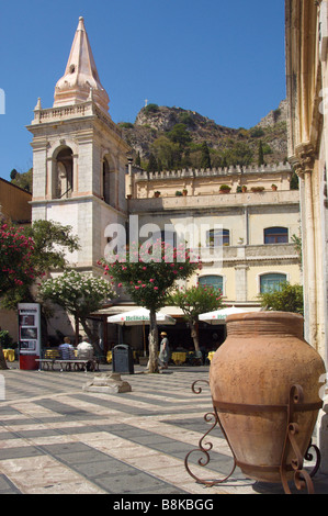 Piazza 1 Aprile Taormina Sicile 9 avril Square de l'Église S Giuseppe Banque D'Images