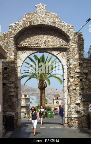 L'entrée principale de l'ancienne Porta Messina Taormina Sicile Italie Banque D'Images