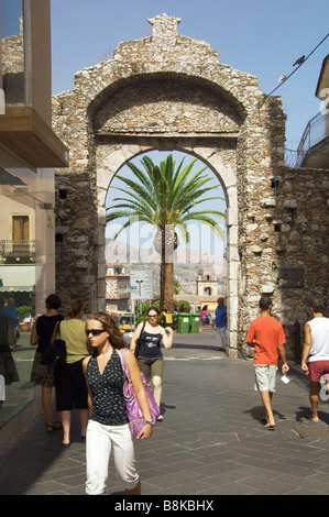 L'entrée principale de l'ancienne Porta Messina Taormina Sicile Italie Banque D'Images