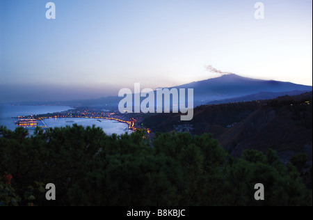 Etna Côte Méditerranéenne shot de Taormina Sicile Italie nuit Banque D'Images