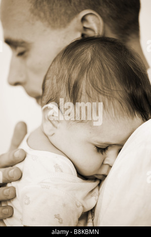 Le père aimant et sleeping baby boy Banque D'Images