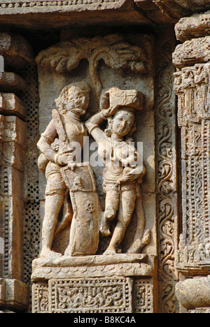 Couple sous un arbre sur le mur sud du temple principal au niveau de l'oeil. Temple du Soleil de Konark,l'Orissa en Inde.site du patrimoine mondial de l'UNESCO Banque D'Images