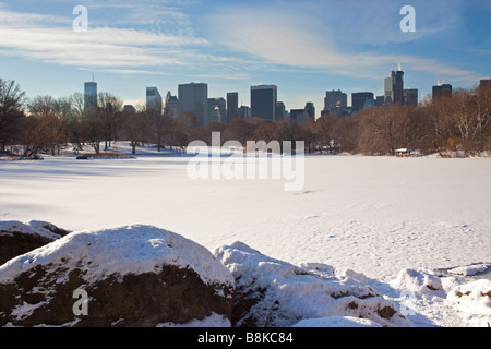 Lac après une tempête de neige dans Central Park Banque D'Images