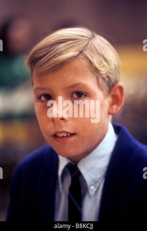 Garçon blond face portrait expression sérieuse intention d'oeil attentif écoute stare direct veste cravate cravate des dents Banque D'Images