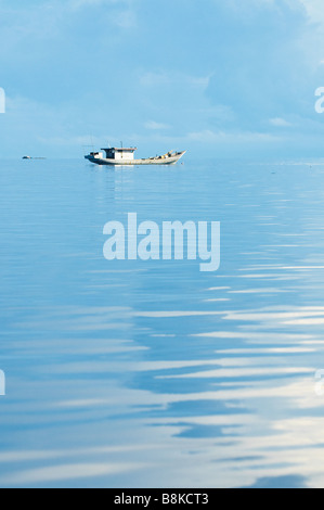 Bateau de pêche en mer les Îles Banda en Indonésie Banque D'Images