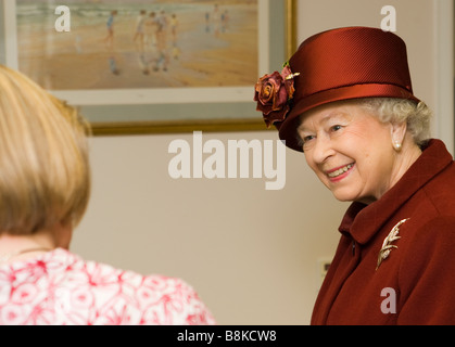 Sa Majesté la Reine Elizabeth II sur un engagement à Banbury Oxfordshire en novembre 2008 Banque D'Images