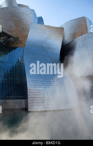 Frank Gehry, le musée Guggenheim de Bilbao, en Espagne. La sculpture avec de la vapeur. Banque D'Images