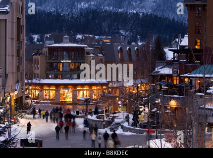 Le Whistler Village le soir Whistler BC Canada Banque D'Images