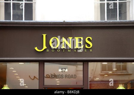 Un signe au-dessus du magasin de chaussures bottier Jones sur la Kings Road, Londres. Feb 2009 Banque D'Images
