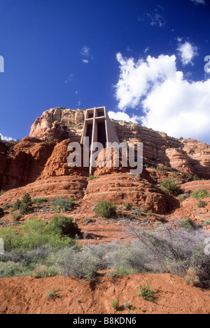 Église de la Sainte Croix Sedona Arizona bleu ciel nuage red rock stone desert Banque D'Images