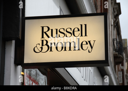 Un signe au-dessus de la Russell & Bromley magasin de chaussures sur la rue Kings Road, Londres. Feb 2009 Banque D'Images