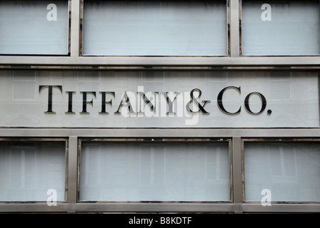 Un signe au-dessus de la bijouterie Tiffany & Co. sur Sloane Street, Londres. Feb 2009 Banque D'Images