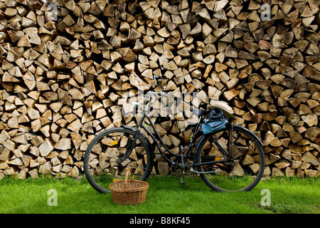 Bois de chauffage avec un vélo à l'avant Banque D'Images