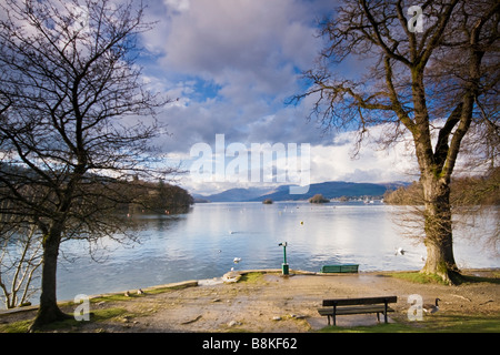 Vue depuis l'extrémité sud de Bowness on Windermere, regardant vers le nord le long du lac. Banque D'Images