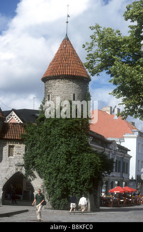 La porte Viru dans les anciens remparts de la vieille ville de Tallinn, capitale de l'Estonie Banque D'Images