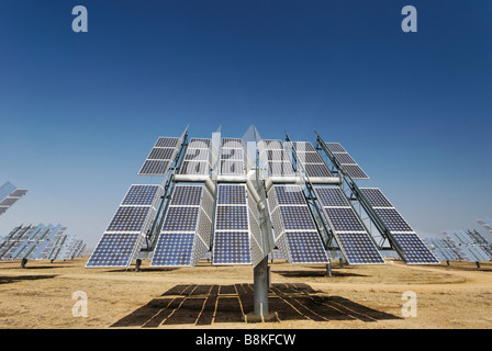 Solúcar power plant PV photovoltaïque produit de l'unité de suivi de la concentration de l'énergie propre à partir du soleil - Abengoa en Andalousie Espagne Banque D'Images