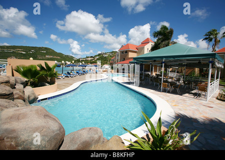 Vue de la piscine d'un complexe hôtelier près de la plage sur l'île des Caraïbes Saint Martin Aux Pays-Bas Antilles. Banque D'Images