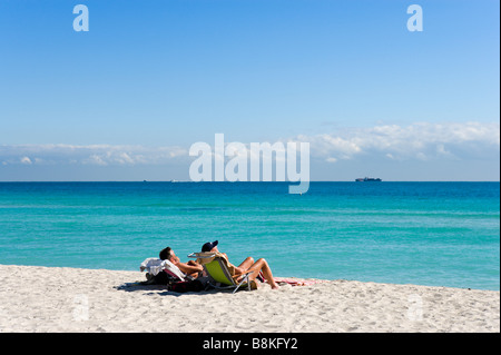 Deux hommes de soleil sur South Beach, Miami Beach, Gold Coast, Florida, USA Banque D'Images