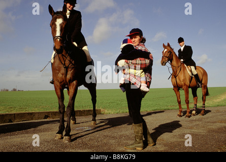 Great Dunmow Essex UK Chiens Chevaux Chasse au Renard et la chasse chasseurs adeptes recueillir avant de partir Banque D'Images