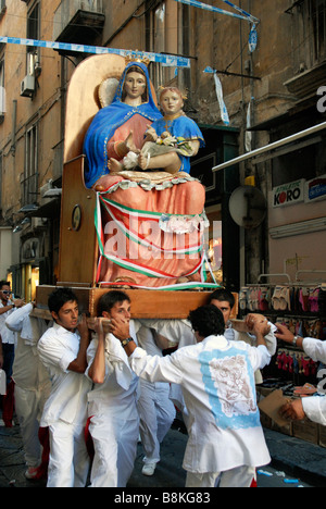 Une Vierge Marie statue en cours autour du quartier Spagnoli à Naples Italie à la veille de la fête de saint Gennaro. Banque D'Images