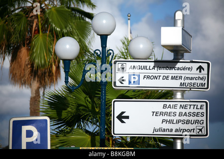 Panneaux de circulation sur l'île Saint Martin dans les Antilles néerlandaises Banque D'Images