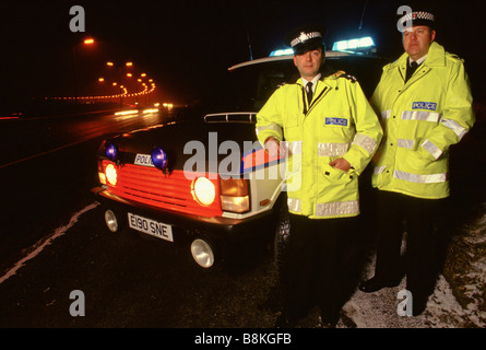 La police de la route de service la nuit sur l'autoroute M62 entre Liverpool et Hull avec leur Range Rover Banque D'Images