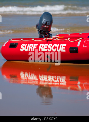 Un bateau de sauvetage de surf en attente d'action. Banque D'Images