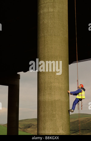 Autoroute M62 UK : Une équipe d'entretien routier inspecte la structure de l'un des nombreux ponts sur l'autoroute M62 Banque D'Images