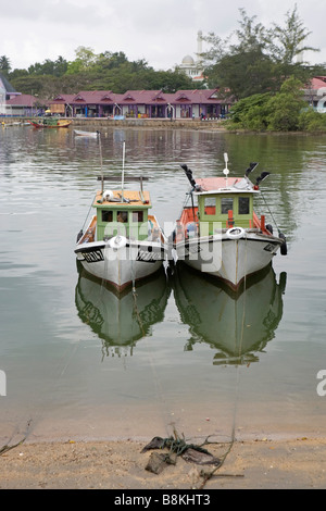 Les bateaux de pêche traditionnels, Kuala Terengganu, Malaisie Banque D'Images