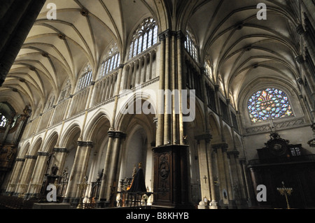 Nef et le transept avec aine voûtes au Quartier Gothique Cathédrale Notre Dame St Omer France Banque D'Images