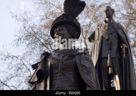 Statue de la Reine Elizabeth, la reine mère se tient devant son mari le roi George VI Le Mall London UK Banque D'Images