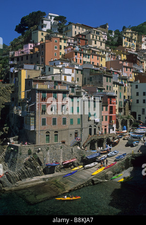 Elk173 1808v Italie Ligurie Cinque Terre Riomaggiore ville d'ouest avec des kayaks Banque D'Images