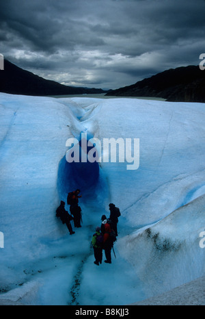 Les randonneurs à l'extérieur de la caverne de glace en surface de glacier Grey, parc national Torres del Paine, Patagonie, Chili Banque D'Images