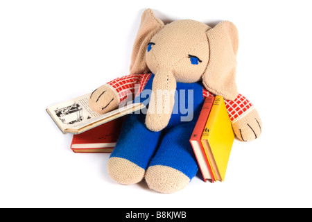 L'éléphant en tricot avec une collection de livre pour enfants. Banque D'Images